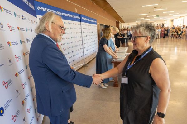 Uroczyste wręczenie Nagród Rektora dla osób zatrudnionych w toruńskiej części UMK [fot. Mikołaj Kuras] Kliknij, aby powiększyć zdjęcie