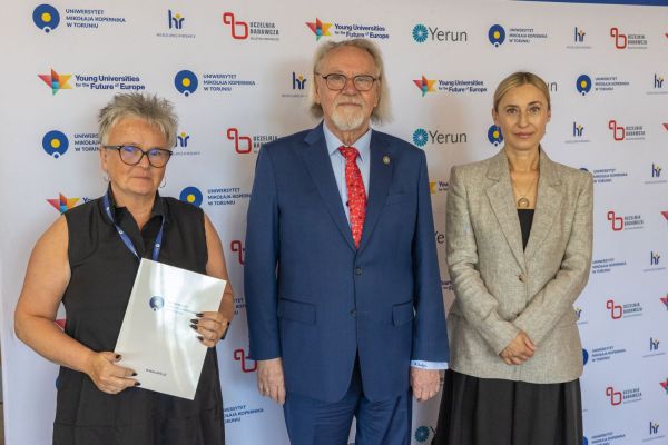 Uroczyste wręczenie Nagród Rektora dla osób zatrudnionych w toruńskiej części UMK [fot. Mikołaj Kuras] Kliknij, aby powiększyć zdjęcie