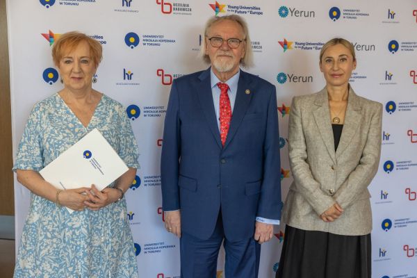 Uroczyste wręczenie Nagród Rektora dla osób zatrudnionych w toruńskiej części UMK [fot. Mikołaj Kuras] Kliknij, aby powiększyć zdjęcie