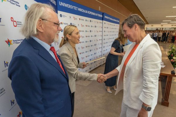 Uroczyste wręczenie Nagród Rektora dla osób zatrudnionych w toruńskiej części UMK [fot. Mikołaj Kuras] Kliknij, aby powiększyć zdjęcie