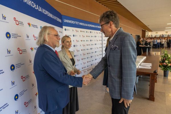 Uroczyste wręczenie Nagród Rektora dla osób zatrudnionych w toruńskiej części UMK [fot. Mikołaj Kuras] Kliknij, aby powiększyć zdjęcie
