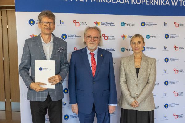 Uroczyste wręczenie Nagród Rektora dla osób zatrudnionych w toruńskiej części UMK [fot. Mikołaj Kuras] Kliknij, aby powiększyć zdjęcie