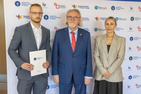 Uroczyste wręczenie Nagród Rektora dla osób zatrudnionych w toruńskiej części UMK [fot. Mikołaj Kuras] Kliknij, aby powiększyć zdjęcie