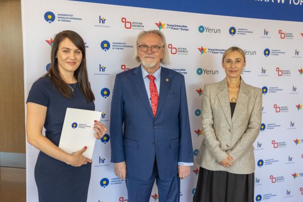 Uroczyste wręczenie Nagród Rektora dla osób zatrudnionych w toruńskiej części UMK [fot. Mikołaj Kuras] Kliknij, aby powiększyć zdjęcie