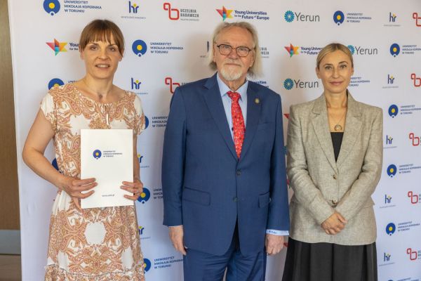 Uroczyste wręczenie Nagród Rektora dla osób zatrudnionych w toruńskiej części UMK [fot. Mikołaj Kuras] Kliknij, aby powiększyć zdjęcie