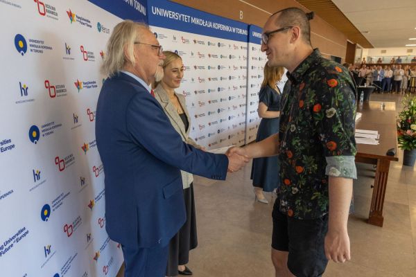 Uroczyste wręczenie Nagród Rektora dla osób zatrudnionych w toruńskiej części UMK [fot. Mikołaj Kuras] Kliknij, aby powiększyć zdjęcie