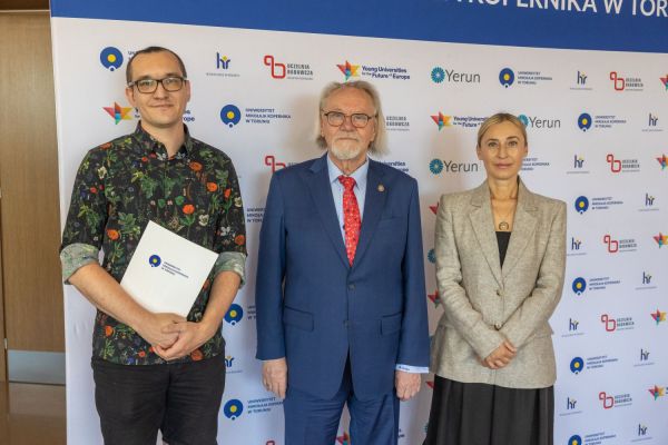 Uroczyste wręczenie Nagród Rektora dla osób zatrudnionych w toruńskiej części UMK [fot. Mikołaj Kuras] Kliknij, aby powiększyć zdjęcie