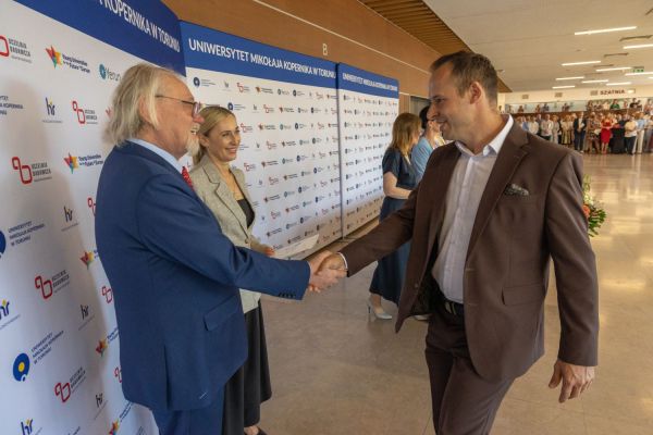 Uroczyste wręczenie Nagród Rektora dla osób zatrudnionych w toruńskiej części UMK [fot. Mikołaj Kuras] Kliknij, aby powiększyć zdjęcie