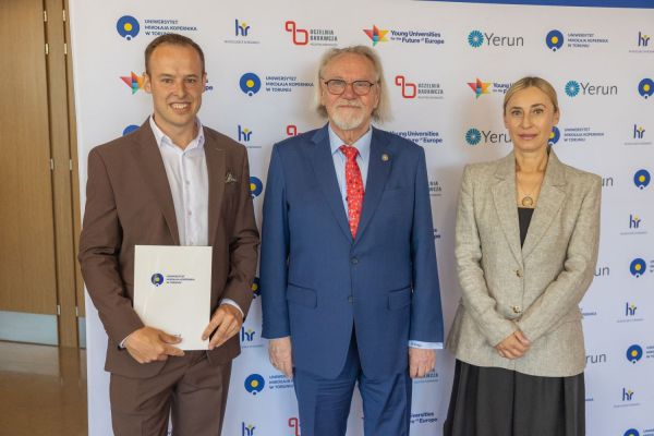 Uroczyste wręczenie Nagród Rektora dla osób zatrudnionych w toruńskiej części UMK [fot. Mikołaj Kuras] Kliknij, aby powiększyć zdjęcie