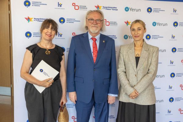 Uroczyste wręczenie Nagród Rektora dla osób zatrudnionych w toruńskiej części UMK [fot. Mikołaj Kuras] Kliknij, aby powiększyć zdjęcie