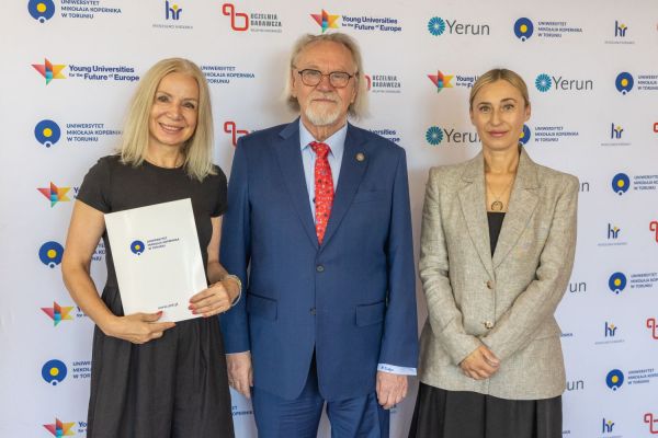 Uroczyste wręczenie Nagród Rektora dla osób zatrudnionych w toruńskiej części UMK [fot. Mikołaj Kuras] Kliknij, aby powiększyć zdjęcie