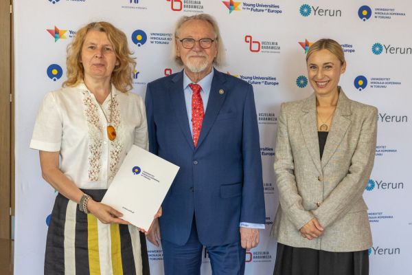 Uroczyste wręczenie Nagród Rektora dla osób zatrudnionych w toruńskiej części UMK [fot. Mikołaj Kuras] Kliknij, aby powiększyć zdjęcie