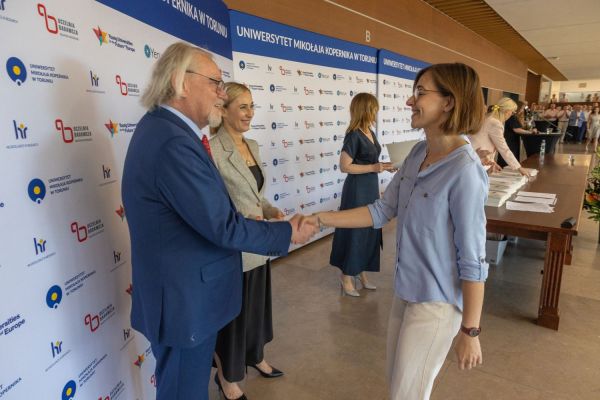 Uroczyste wręczenie Nagród Rektora dla osób zatrudnionych w toruńskiej części UMK [fot. Mikołaj Kuras] Kliknij, aby powiększyć zdjęcie