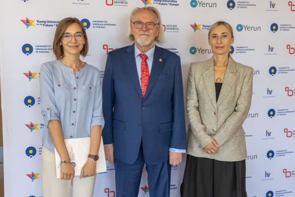 Uroczyste wręczenie Nagród Rektora dla osób zatrudnionych w toruńskiej części UMK [fot. Mikołaj Kuras] Kliknij, aby powiększyć zdjęcie