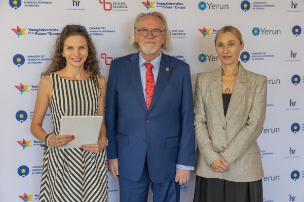 Uroczyste wręczenie Nagród Rektora dla osób zatrudnionych w toruńskiej części UMK [fot. Mikołaj Kuras] Kliknij, aby powiększyć zdjęcie
