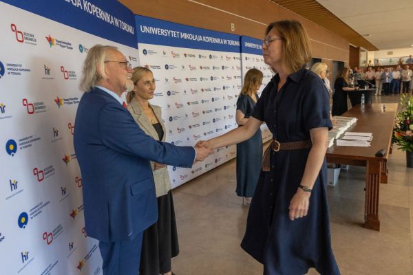 Uroczyste wręczenie Nagród Rektora dla osób zatrudnionych w toruńskiej części UMK [fot. Mikołaj Kuras] Kliknij, aby powiększyć zdjęcie