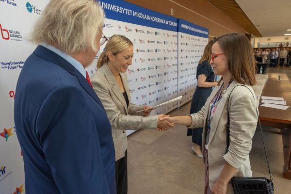 Uroczyste wręczenie Nagród Rektora dla osób zatrudnionych w toruńskiej części UMK [fot. Mikołaj Kuras] Kliknij, aby powiększyć zdjęcie