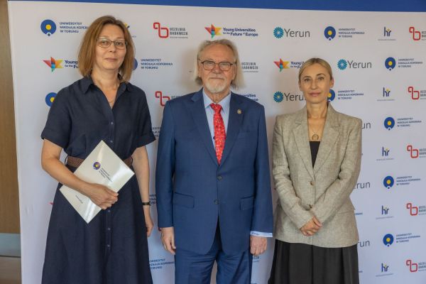 Uroczyste wręczenie Nagród Rektora dla osób zatrudnionych w toruńskiej części UMK [fot. Mikołaj Kuras] Kliknij, aby powiększyć zdjęcie