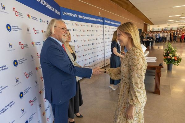 Uroczyste wręczenie Nagród Rektora dla osób zatrudnionych w toruńskiej części UMK [fot. Mikołaj Kuras] Kliknij, aby powiększyć zdjęcie