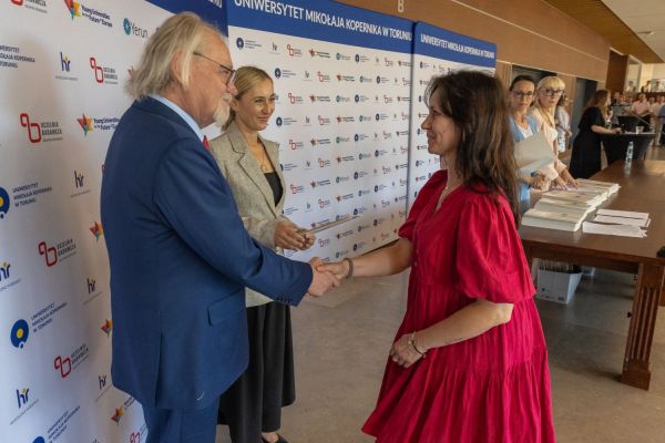 Uroczyste wręczenie Nagród Rektora dla osób zatrudnionych w toruńskiej części UMK [fot. Mikołaj Kuras] Kliknij, aby powiększyć zdjęcie