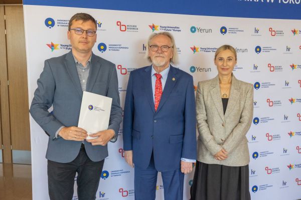 Uroczyste wręczenie Nagród Rektora dla osób zatrudnionych w toruńskiej części UMK [fot. Mikołaj Kuras] Kliknij, aby powiększyć zdjęcie