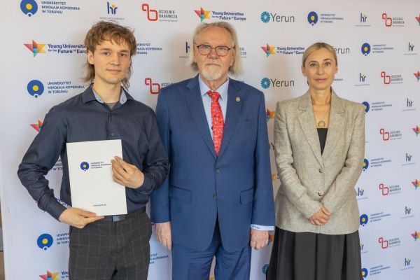 Uroczyste wręczenie Nagród Rektora dla osób zatrudnionych w toruńskiej części UMK [fot. Mikołaj Kuras] Kliknij, aby powiększyć zdjęcie