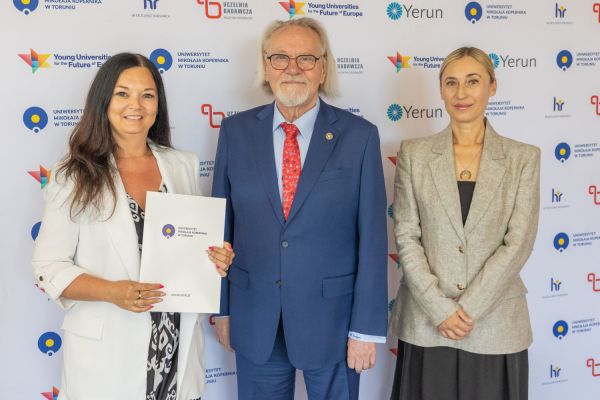 Uroczyste wręczenie Nagród Rektora dla osób zatrudnionych w toruńskiej części UMK [fot. Mikołaj Kuras] Kliknij, aby powiększyć zdjęcie