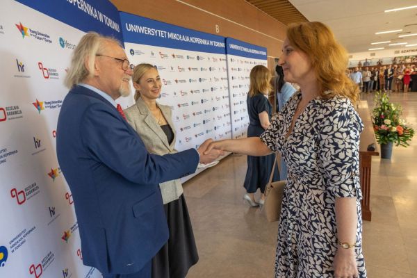 Uroczyste wręczenie Nagród Rektora dla osób zatrudnionych w toruńskiej części UMK [fot. Mikołaj Kuras] Kliknij, aby powiększyć zdjęcie