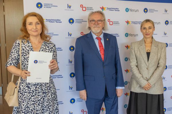 Uroczyste wręczenie Nagród Rektora dla osób zatrudnionych w toruńskiej części UMK [fot. Mikołaj Kuras] Kliknij, aby powiększyć zdjęcie