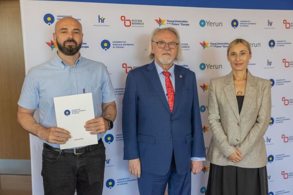 Uroczyste wręczenie Nagród Rektora dla osób zatrudnionych w toruńskiej części UMK [fot. Mikołaj Kuras] Kliknij, aby powiększyć zdjęcie