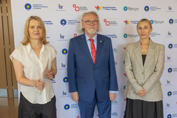 Uroczyste wręczenie Nagród Rektora dla osób zatrudnionych w toruńskiej części UMK [fot. Mikołaj Kuras] Kliknij, aby powiększyć zdjęcie
