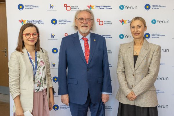 Uroczyste wręczenie Nagród Rektora dla osób zatrudnionych w toruńskiej części UMK [fot. Mikołaj Kuras] Kliknij, aby powiększyć zdjęcie