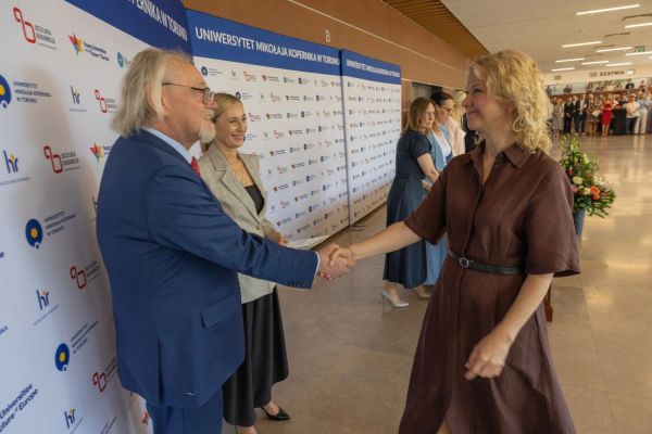 Uroczyste wręczenie Nagród Rektora dla osób zatrudnionych w toruńskiej części UMK [fot. Mikołaj Kuras] Kliknij, aby powiększyć zdjęcie