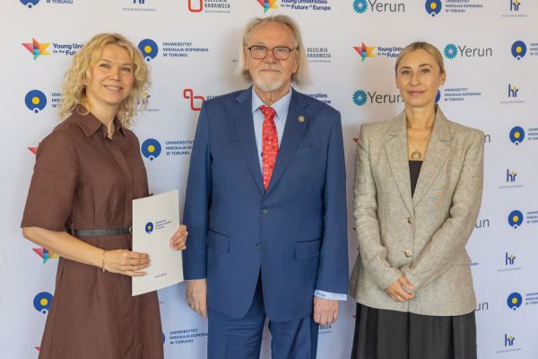 Uroczyste wręczenie Nagród Rektora dla osób zatrudnionych w toruńskiej części UMK [fot. Mikołaj Kuras] Kliknij, aby powiększyć zdjęcie