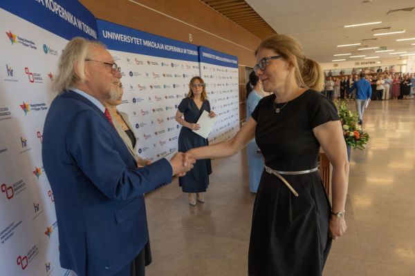 Uroczyste wręczenie Nagród Rektora dla osób zatrudnionych w toruńskiej części UMK [fot. Mikołaj Kuras] Kliknij, aby powiększyć zdjęcie