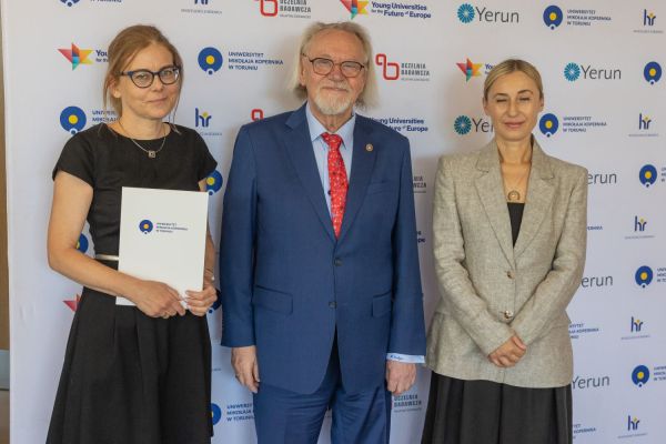 Uroczyste wręczenie Nagród Rektora dla osób zatrudnionych w toruńskiej części UMK [fot. Mikołaj Kuras] Kliknij, aby powiększyć zdjęcie