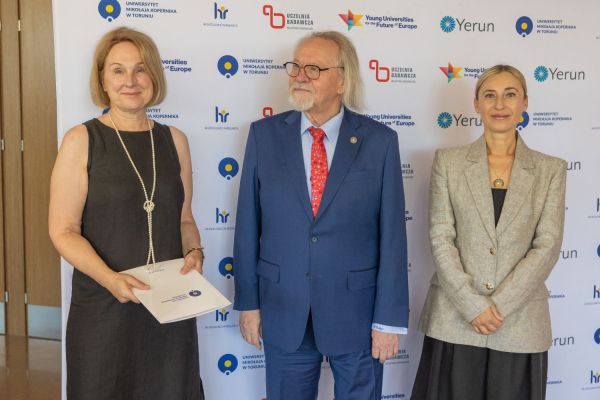 Uroczyste wręczenie Nagród Rektora dla osób zatrudnionych w toruńskiej części UMK [fot. Mikołaj Kuras] Kliknij, aby powiększyć zdjęcie