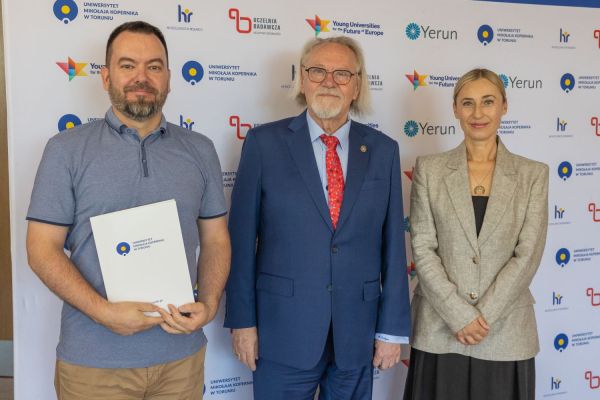 Uroczyste wręczenie Nagród Rektora dla osób zatrudnionych w toruńskiej części UMK [fot. Mikołaj Kuras] Kliknij, aby powiększyć zdjęcie