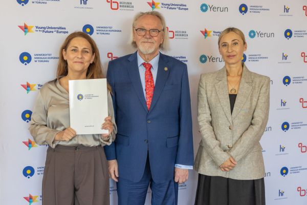 Uroczyste wręczenie Nagród Rektora dla osób zatrudnionych w toruńskiej części UMK [fot. Mikołaj Kuras] Kliknij, aby powiększyć zdjęcie