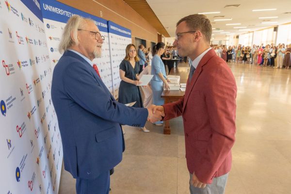 Uroczyste wręczenie Nagród Rektora dla osób zatrudnionych w toruńskiej części UMK [fot. Mikołaj Kuras] Kliknij, aby powiększyć zdjęcie