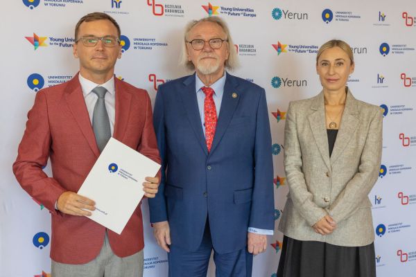 Uroczyste wręczenie Nagród Rektora dla osób zatrudnionych w toruńskiej części UMK [fot. Mikołaj Kuras] Kliknij, aby powiększyć zdjęcie