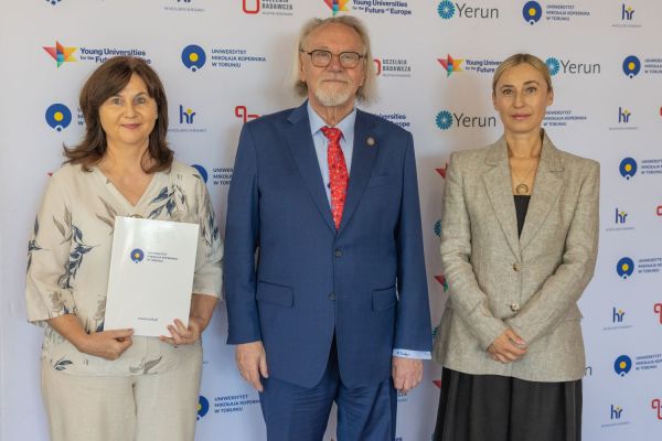 Uroczyste wręczenie Nagród Rektora dla osób zatrudnionych w toruńskiej części UMK [fot. Mikołaj Kuras] Kliknij, aby powiększyć zdjęcie