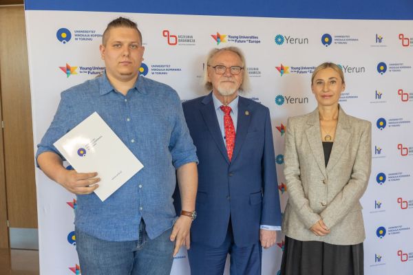 Uroczyste wręczenie Nagród Rektora dla osób zatrudnionych w toruńskiej części UMK [fot. Mikołaj Kuras] Kliknij, aby powiększyć zdjęcie