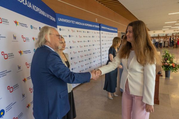 Uroczyste wręczenie Nagród Rektora dla osób zatrudnionych w toruńskiej części UMK [fot. Mikołaj Kuras] Kliknij, aby powiększyć zdjęcie