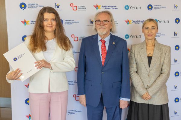 Uroczyste wręczenie Nagród Rektora dla osób zatrudnionych w toruńskiej części UMK [fot. Mikołaj Kuras] Kliknij, aby powiększyć zdjęcie