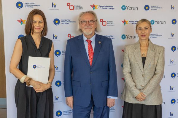 Uroczyste wręczenie Nagród Rektora dla osób zatrudnionych w toruńskiej części UMK [fot. Mikołaj Kuras] Kliknij, aby powiększyć zdjęcie