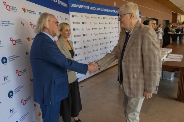 Uroczyste wręczenie Nagród Rektora dla osób zatrudnionych w toruńskiej części UMK [fot. Mikołaj Kuras] Kliknij, aby powiększyć zdjęcie