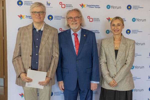 Uroczyste wręczenie Nagród Rektora dla osób zatrudnionych w toruńskiej części UMK [fot. Mikołaj Kuras] Kliknij, aby powiększyć zdjęcie