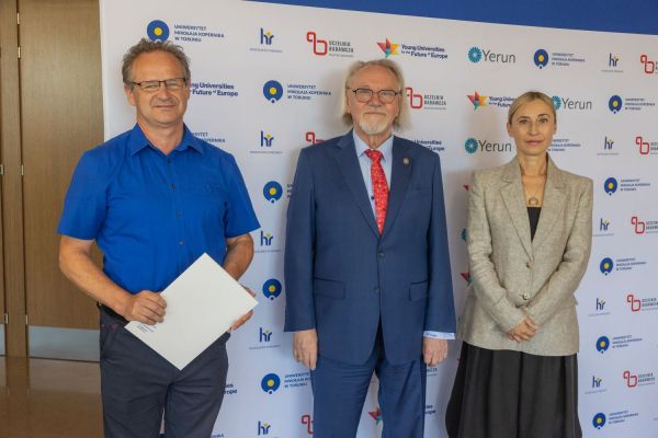 Uroczyste wręczenie Nagród Rektora dla osób zatrudnionych w toruńskiej części UMK [fot. Mikołaj Kuras] Kliknij, aby powiększyć zdjęcie