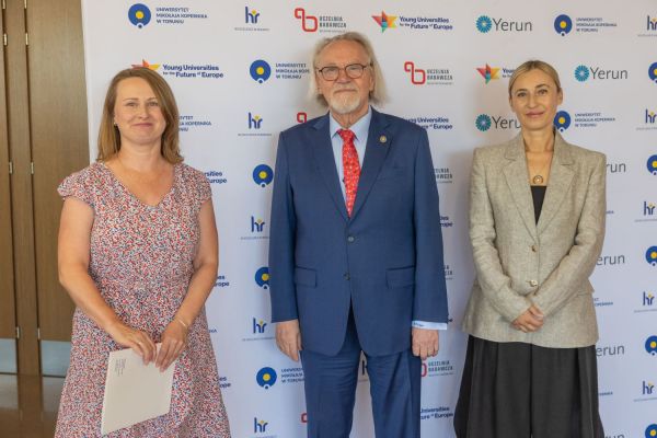 Uroczyste wręczenie Nagród Rektora dla osób zatrudnionych w toruńskiej części UMK [fot. Mikołaj Kuras] Kliknij, aby powiększyć zdjęcie